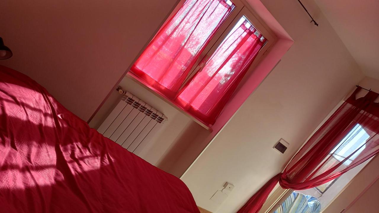 A Santy's House: Rome Budget Apartment
