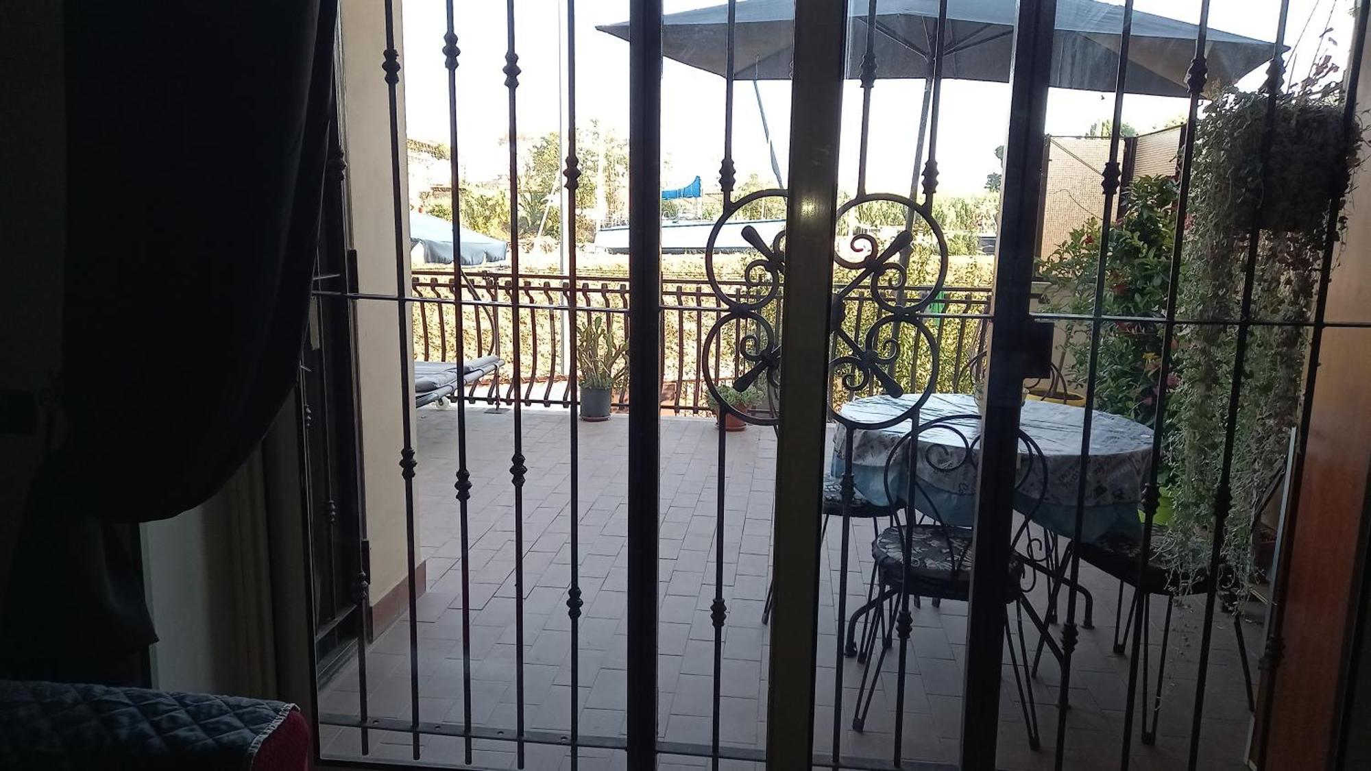 Appartement A Santy's House 1piano-no Lift-shuttle A Pagamento-raggiungibile A Piedi Aeroporto-fermata Bus Fiera Di Roma A 3 Minuti-air Condiz Ed Extra Bed For A Fee A Pagamento *
