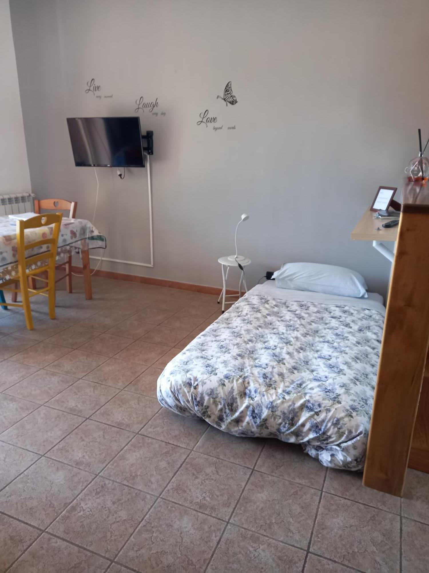 A Santy's House 1piano-no Lift-shuttle A Pagamento-raggiungibile A Piedi Aeroporto-fermata Bus Fiera Di Roma A 3 Minuti-air Condiz Ed Extra Bed For A Fee A Pagamento *